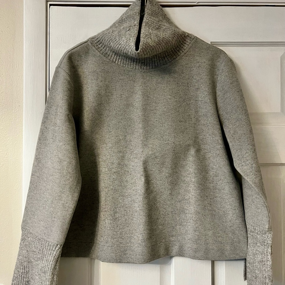 Banana Republic Women's Gray Turtleneck Sweater